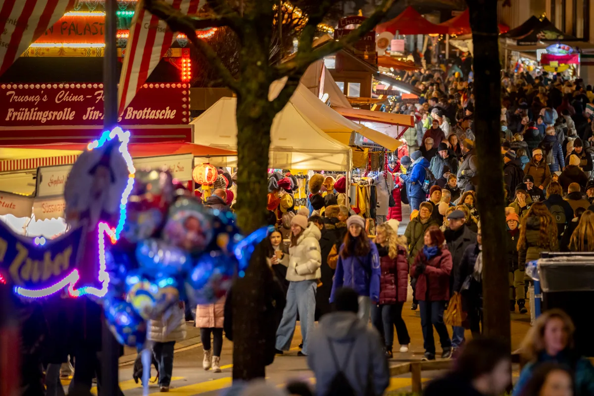 Man sieht den Trubel auf dem Uster Märt bei Nacht.